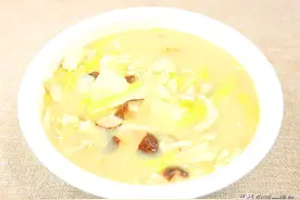 香菇白菜汤很多人第一步就做错了，记住这1个关键，汤汁奶白浓郁图片