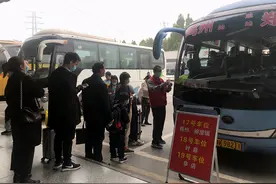 郑州客运总站分流到南站的47条线路已全部到位，南站迎来客流小高峰图片