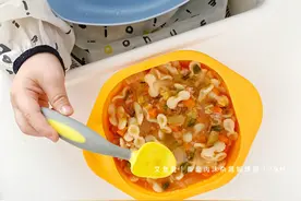 宝宝吃饭不老实，喜欢走来走去怎么办？营养师来给你支招图片