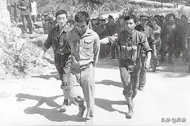 侦察兵活捉3名越军，未分开审讯，敌人趁机串供：我们是老百姓图片