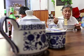 72岁老人留河南七年研发培根，为啥上架后一度“无人问津”?图片