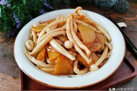 把蘑菇和土豆放在一起烧，味道又鲜又好吃，一碗米饭不够吃图片