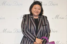 陈凯歌前妻洪晃胖得挺自信，大码身材穿西装也不丑，素颜也耐看图片