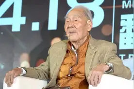 “只喜欢一个人走自己的路”，翻译家许渊冲逝世：未完的《百年梦》，永远的“唯一人”图片
