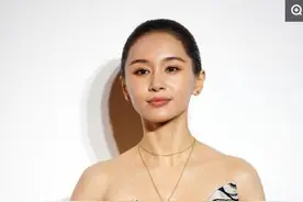 身高不足160的王子文梳高贵盘发，穿露肩长裙邪魅一笑气场2米8图片
