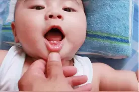 宝宝“出牙”前有哪些表现？对照出牙时间和顺序，看你家娃掉队没图片