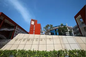 手机何以成了“杀手”？14岁女孩因手机而坠楼，家校沟通很关键图片