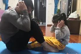 一会当“哑铃”一会是帮手，4岁女儿与爸爸一起锻炼图片