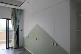 衣柜安装推拉门更节省空间吗？用了这么久才发现，空间被浪费了图片