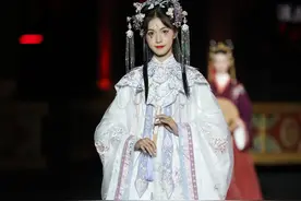 “鬼新娘”高定汉服引众人争议，这究竟是汉服还是“清装”？图片
