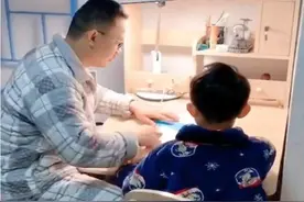 爸爸辅导儿子写作业，手上“武器”成亮点，网友直呼：太真实了图片