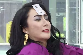 35岁女主播上节目太好胜，玩打人游戏真动手，被打男明星急眼了图片