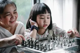 16岁舅舅逗哭16月大外甥女，被姥姥打哭，“变脸”隔代亲悄然兴起图片