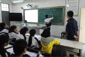 班主任送了贫困生一双棉鞋，20多年后他送了老师一套房图片