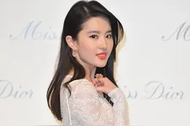 刘亦菲的气质真好，穿白色蕾丝也能显身材，不俗气反而很有质感图片