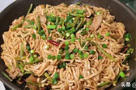 立秋后，整点好吃的，用豆角做焖面，饭菜都有，连吃三碗才过瘾图片
