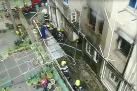 舟山岱山一居民家煤气瓶喷火，消防员疏散住户排除险情图片