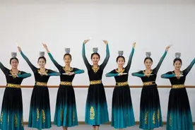 “刚开始觉得这些碗好重，现在感觉没什么分量了”，女大学生苦练“顶碗舞”传承舞蹈文化图片