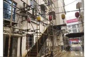 岳阳一酒店胆敢占用消防通道建扶梯？赶快整改图片