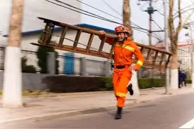 消防出警频上热搜，能有多快？10秒穿衣、45秒出车图片