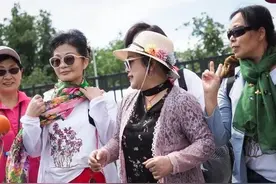 中国大妈惹事了吗？她们就是要这么开开心心，牛图片