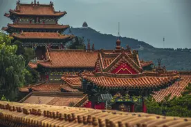 李白很著名的一首诗，开篇2句连犯忌讳，最后14字却成封神之句图片