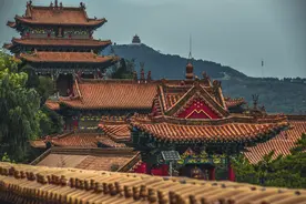 李白很著名的一首诗，开篇2句连犯忌讳，最后14字却成封神之句图片