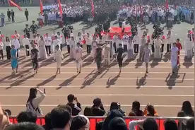 河南一高校运动会惊现旗袍走秀，现场惊艳，网友：别人家的运动会图片