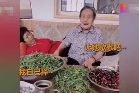 92岁妈妈包饺子让72岁女儿休息引热议，幸福的72岁“萌娃”图片