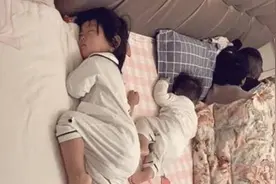 90后夫妻带娃睡觉意外走红，“佛系带娃”成家长界的一股清流图片
