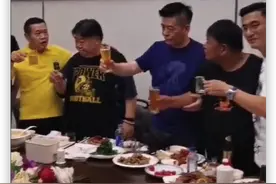 57岁刘金山现身聚会，和好友连干几杯兴致高，赵丽蓉大儿子也露面图片