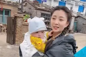 41岁殷桃瘦了！扎双马尾皮肤紧致嫩回少女，与黄小蕾同框更显年轻图片