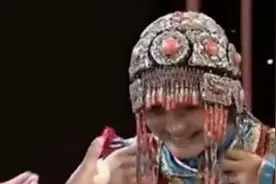 姑娘戴着太太太姥姥陪嫁品鉴宝，全场喝彩，专家失控：祖上何人？图片