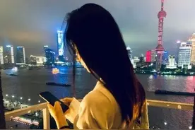 赵丽颖更博，手臂纤细姿态舒展，对背影照相当有执念了图片