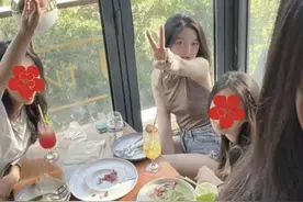 15岁李嫣参加名媛闺蜜聚会！背心＋短裤竟美成焦点，气质赶超王菲图片