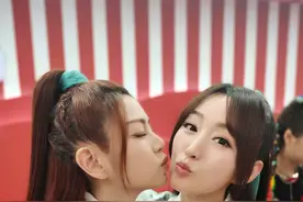 陈妍希晒浪姐后台自拍合照，无滤镜下杨钰莹张柏芝张馨予颜值耐打图片