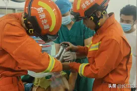 隔着屏幕都觉得疼！肉铺女老板一时疏忽被绞肉机“吞”手图片