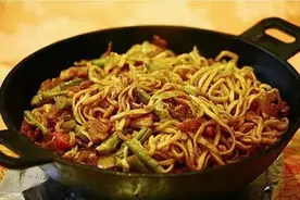 铁锅焖面、粉蒸茄子、杀猪菜、过油肉炒平菇等四道家常菜做法图片