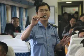 为何火车上会有推销员？他们是是铁路局的吗？网友：工资怎么样？图片