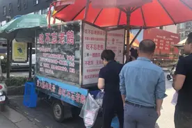 扬州豪横老鹅摊，开冷藏车摆摊，下午4点出摊，出摊前排长队图片