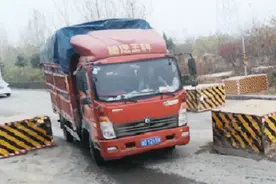 安阳一公路现奇葩路障 老司机也直呼太难过