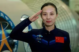 “最美航天员”王亚平：在太空上讲课，成中国首位太空教师图片