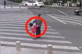爷爷闯红灯，4岁孙女多次劝阻无果，结果爷爷被撞身亡图片