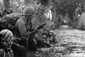中美拼刺刀？1965年“活捉”美国飞行员，毛主席“坚决打”图片