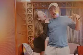 60岁林俊贤罕晒照，身材健硕头发花白，与女儿搂肩挽手太亲密图片