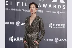 张钧甯的“平板身材”也挺撩人，领子开得有点大，但气场真的好强图片
