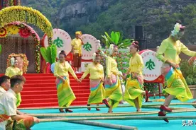 神农山泼水狂欢节开始啦！傣族美女蹦傣迪，泼起来！图片