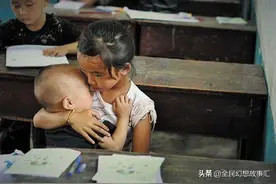 故事：父母去世，我供弟弟上学，两年后收到他邮寄的包裹后，我失声痛哭图片