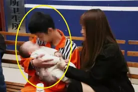 16岁“小爸爸”在牢里和孩子团聚，之后说的话，让在场的人哽咽图片