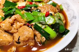 辣炒油豆腐，味道香辣做法简单，烹饪中多加1步，味道赛红烧肉图片